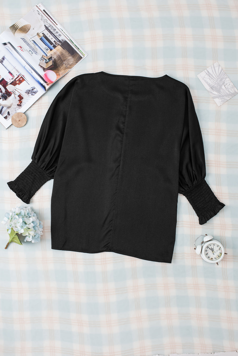 Blouse en satin noire froncée à manches chauve-souris