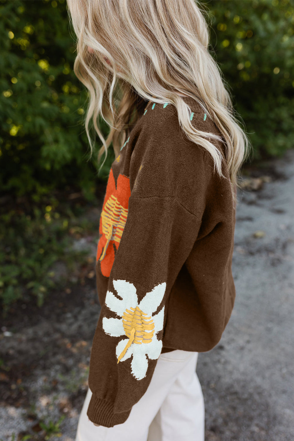 Pull à épaules tombantes et col en V à motif de grandes fleurs café