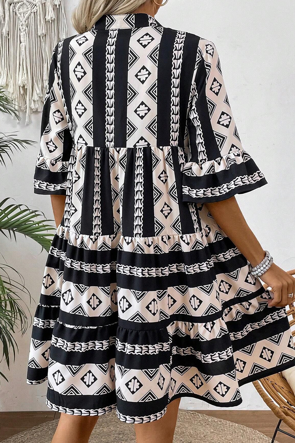 Robe noire à volants et col en V à imprimé géométrique *