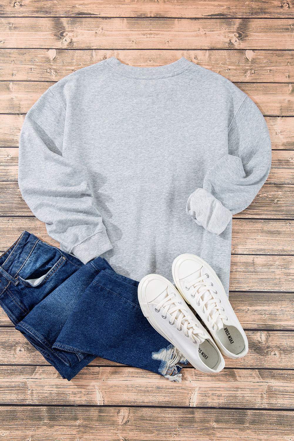 Sudadera ligera gris claro con hombros caídos y cuello redondo