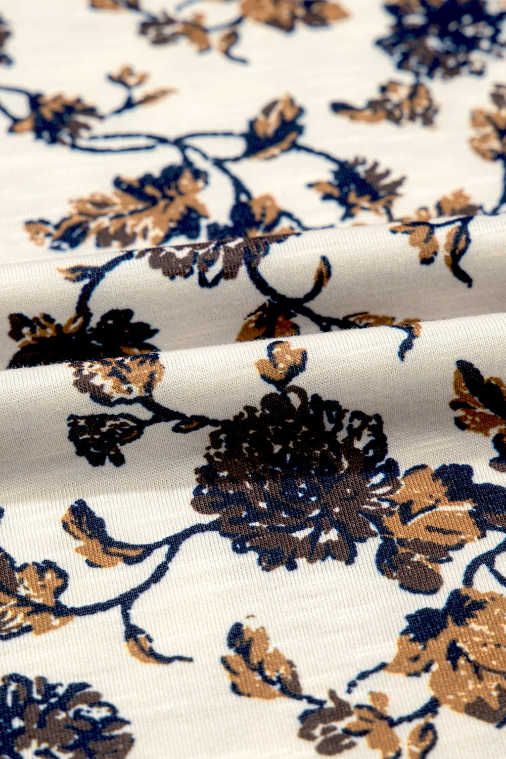 Blusa blanca con volantes y flores con cordones *