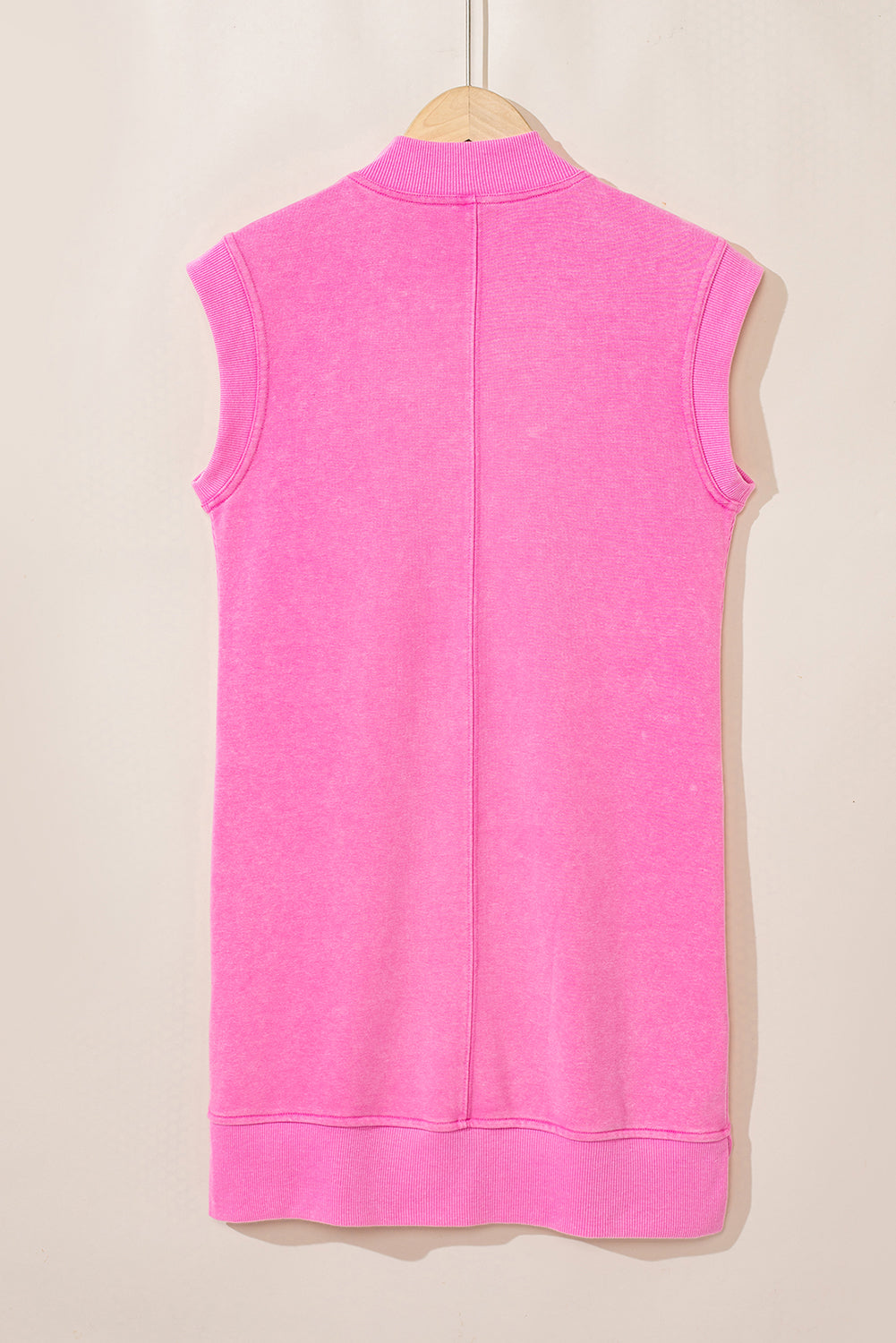 Short-sleeved candy sweatshirt dress and zipped pockets on a quarter