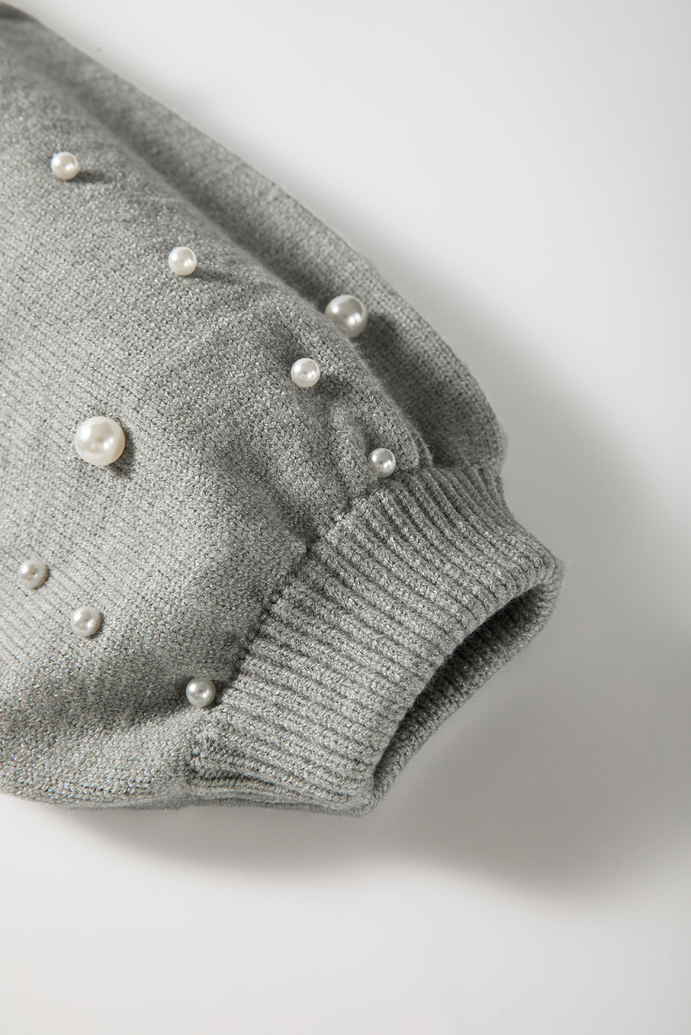 Pull gris clair à col rond et épaules tombantes perlées