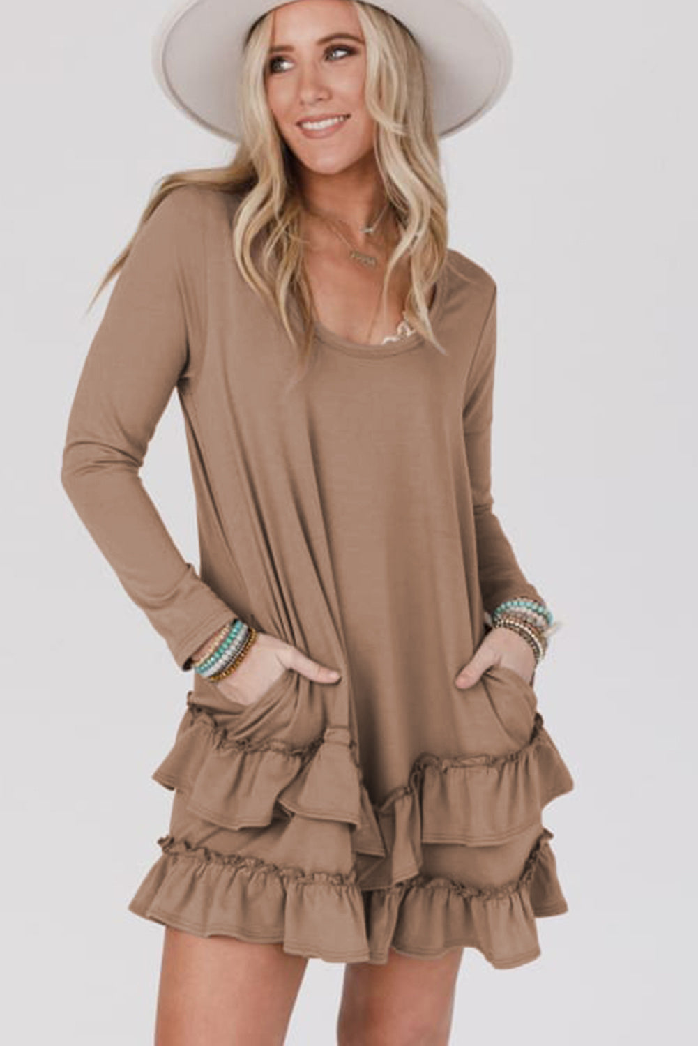 Long sleeve mini-robe and neckline released in goat