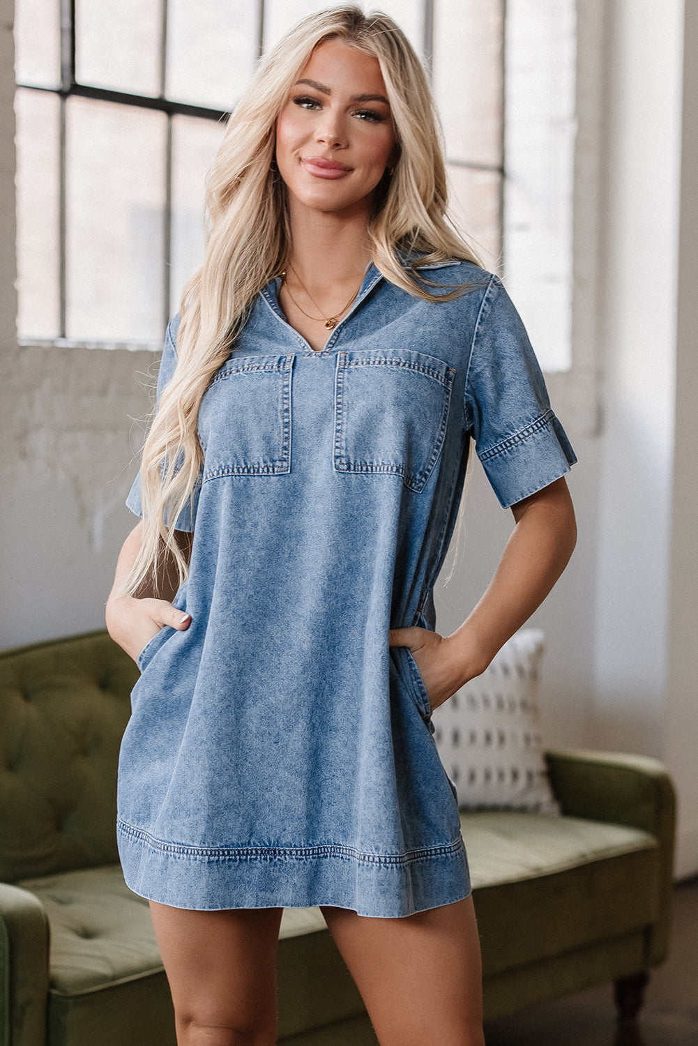 Vestido de mezclilla depactado con mangas cortas *