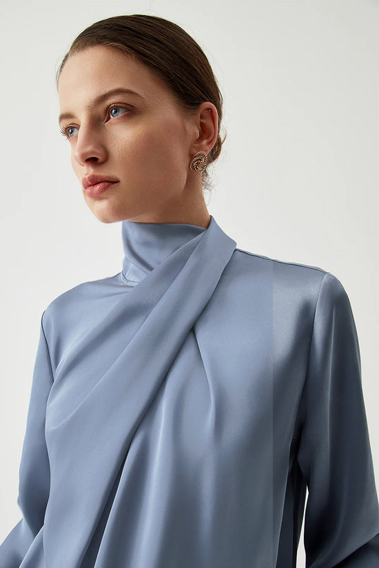 Blouse asymétrique plissée à col roulé *