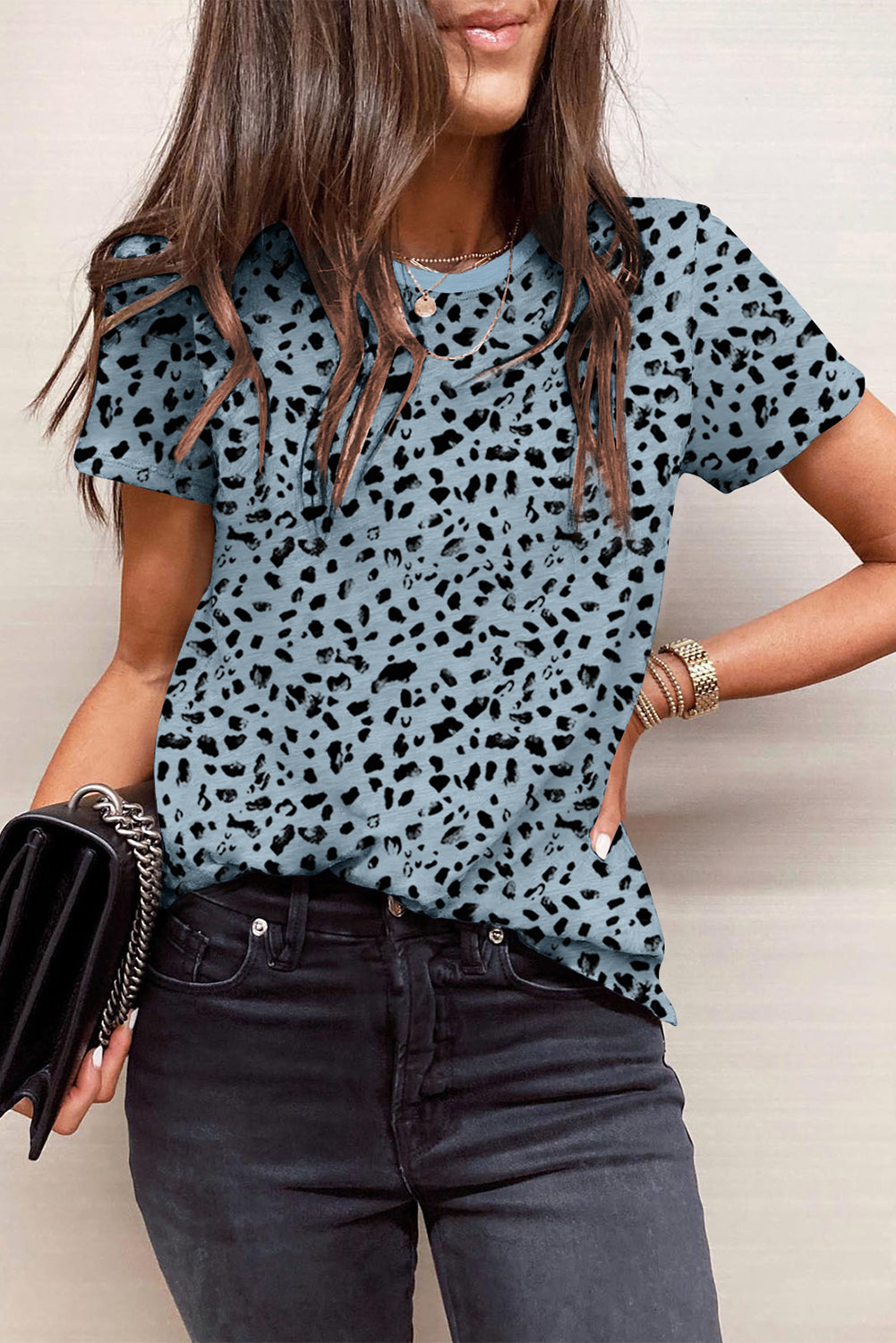 Gray t-shirt with short sleeves and cheetah printed round