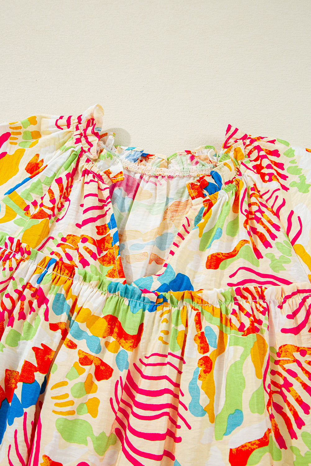 Chemisier orange imprimé abstrait froncé à manches mi-longues et col en V-A WOMAN WE LOVE