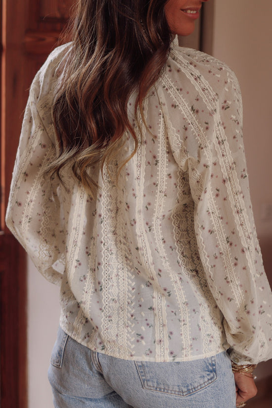 Red shirt with lace boules embroidered with flowers