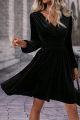 Mini-robe taille haute surplis en velours noir *