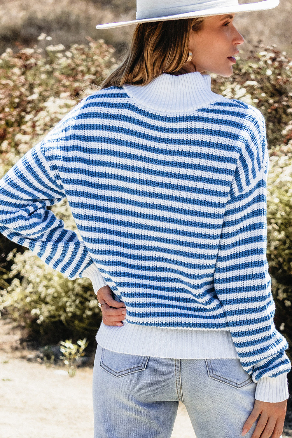 Pull à rayures bleu ciel avec col zippé et épaules tombantes