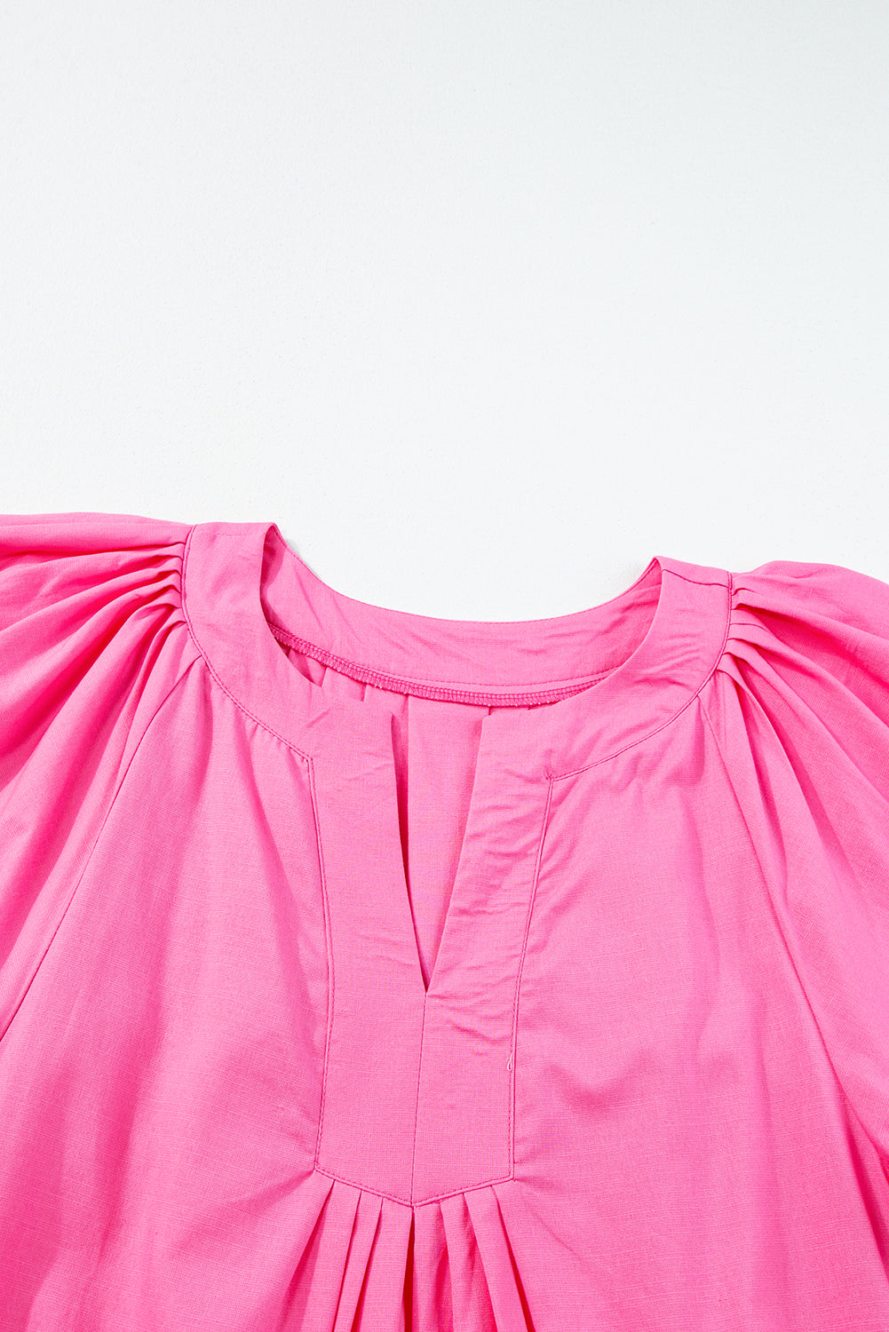 Bonbon pleated straight dress with slit, V-neck and short flowing sleeves