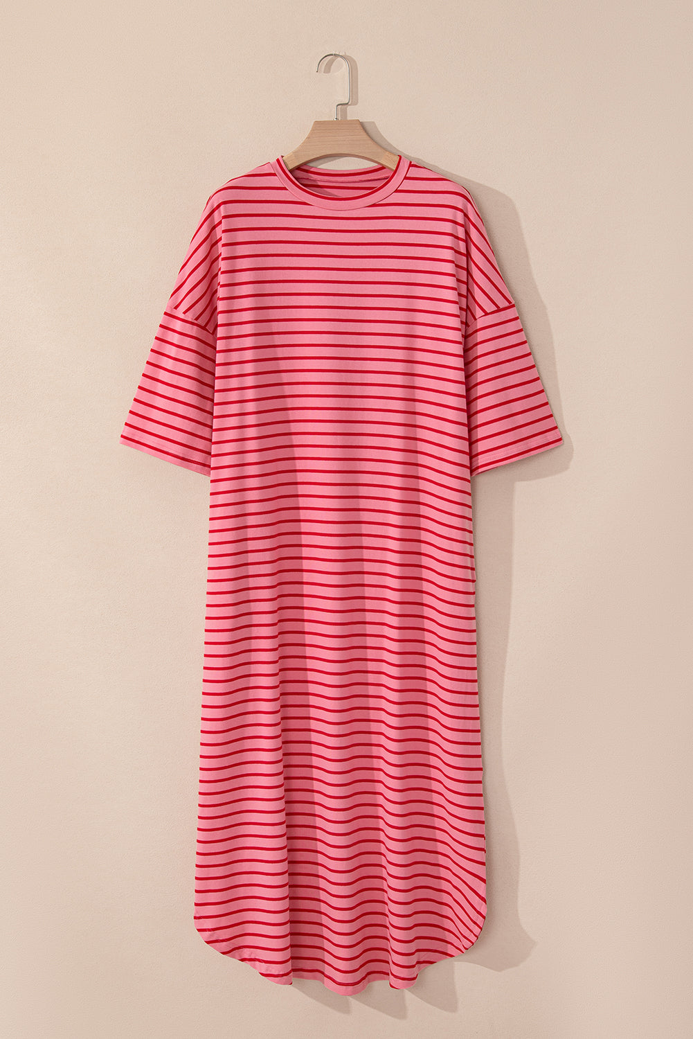 Robe t-shirt droite rayée rose fraise à manches 3/4 et ourlet rond