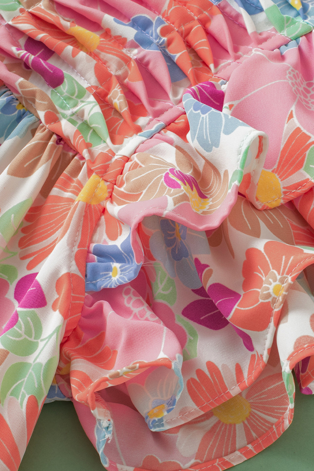 Blouse plissée à manches flottantes et à volants à fleurs rose-A WOMAN WE LOVE