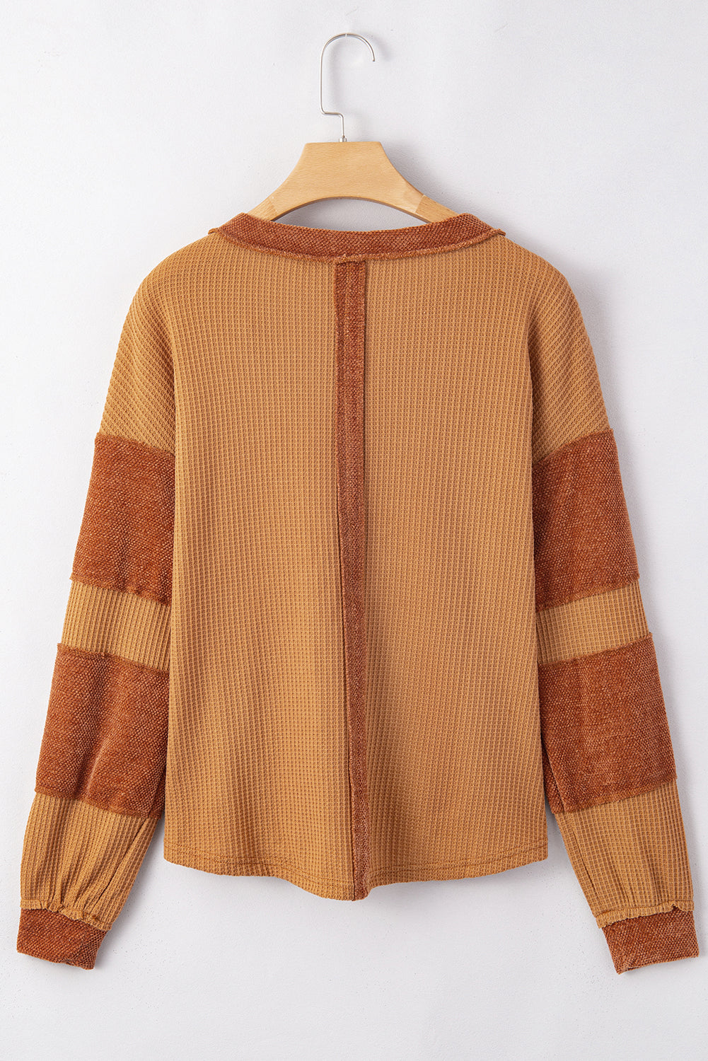 Orangekontrastgeflickter exponierter Naht Waffel Strick Henley Top