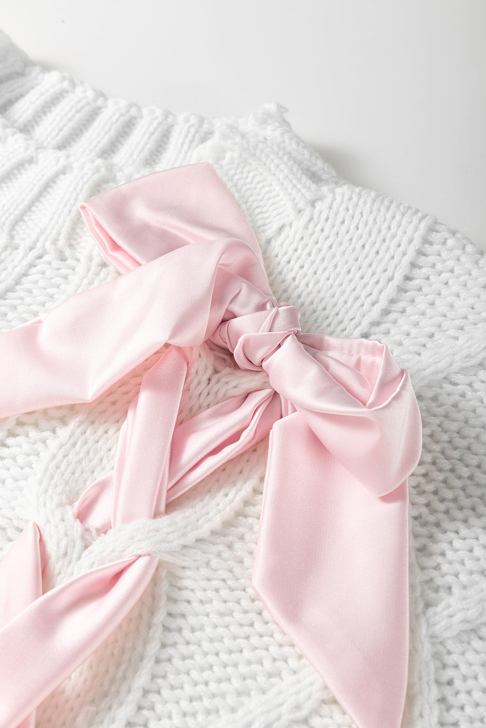 Short sleeve sweater in white twisted knitted with bow tie in satin color block
