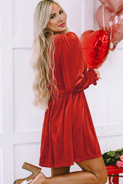 Vestido de terciopelo corporal con cañón y collar de volante de arcilla roja