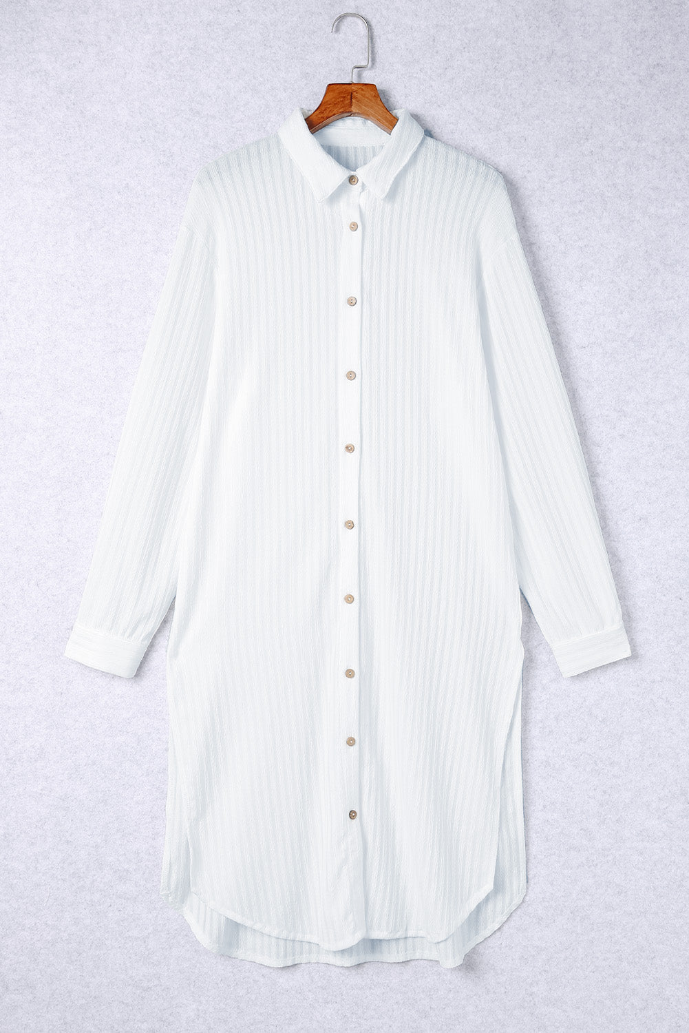 Robe chemise blanche à rayures et boutons froissés sur le devant