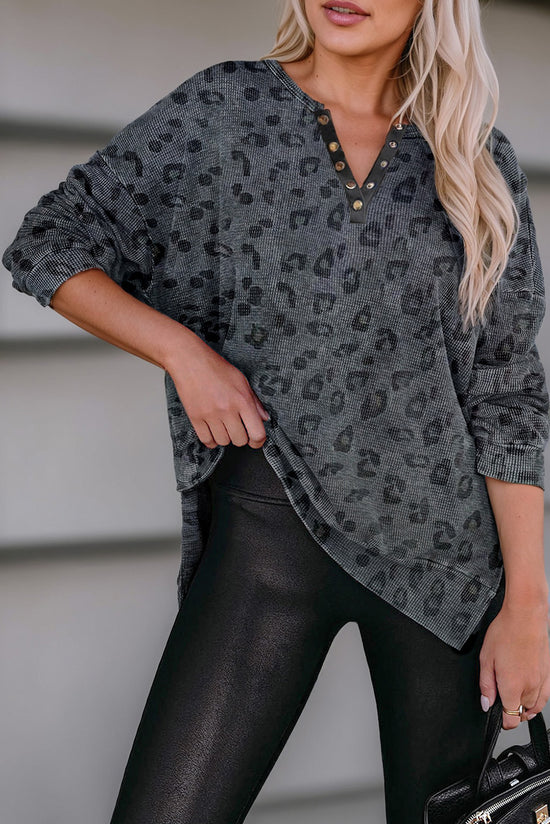 Gray embedded sweatshirt with split collar and buttoned leopard print