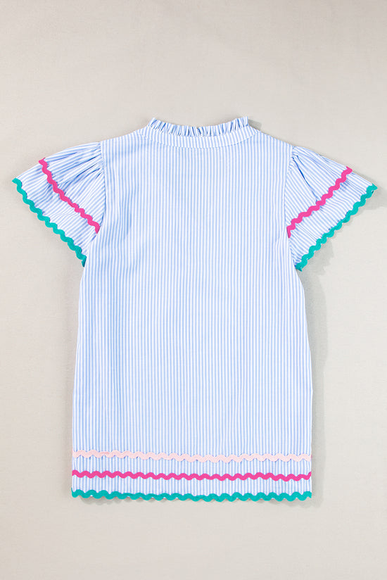 Blusa rayada a rayas ricrac y cuello dividido, mangas con volantes