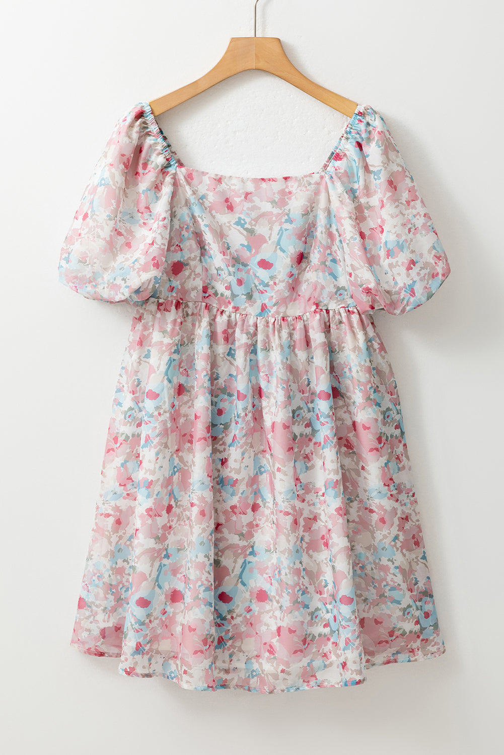 Robe smockée rose à volants et manches bouffantes à fleurs, col carré