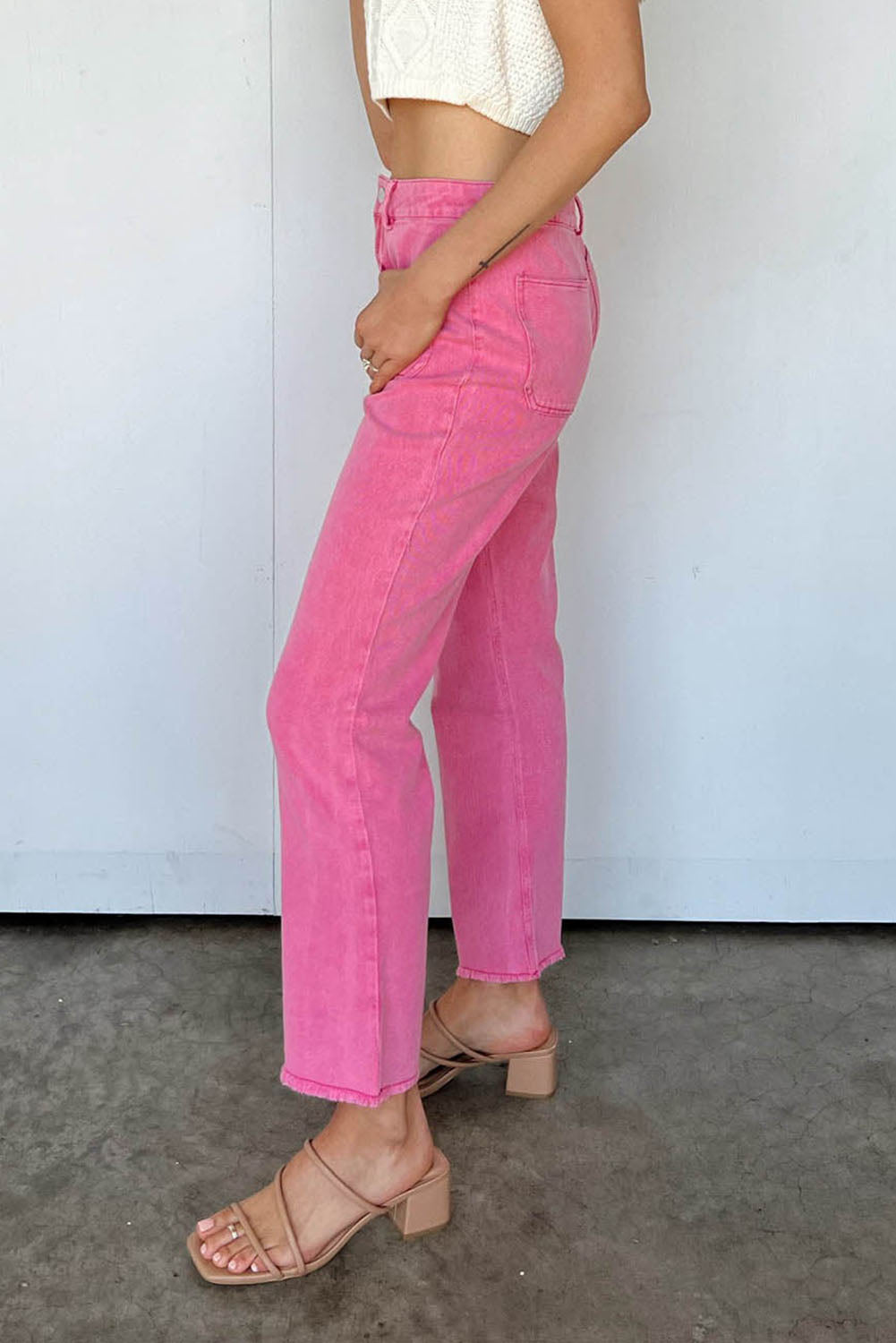 Longitud del tobillo de los jeans rosados, pierna acampanada, dobladillo crudo