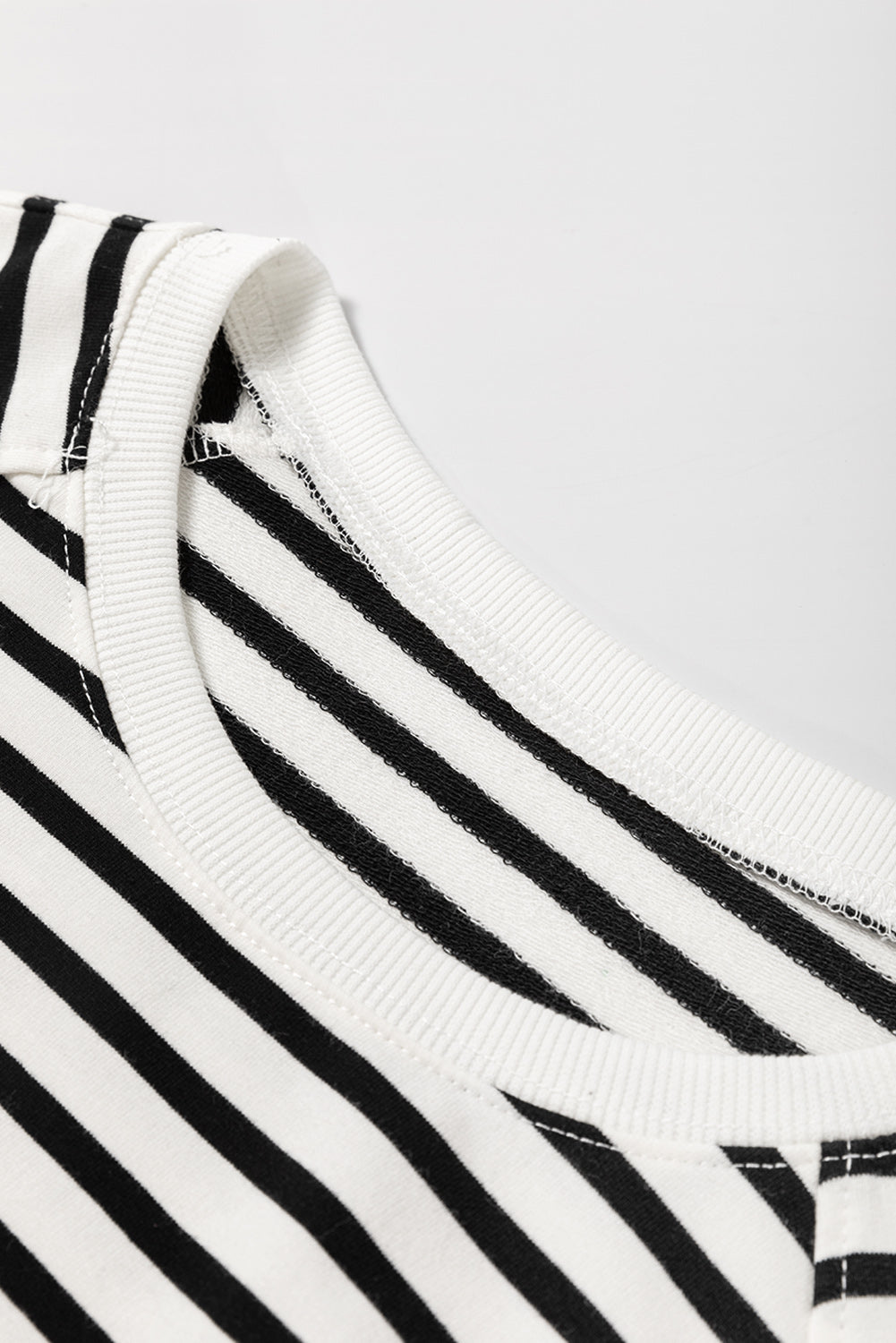 Sweat-shirt ample à rayures noires, manches raglan, fentes latérales