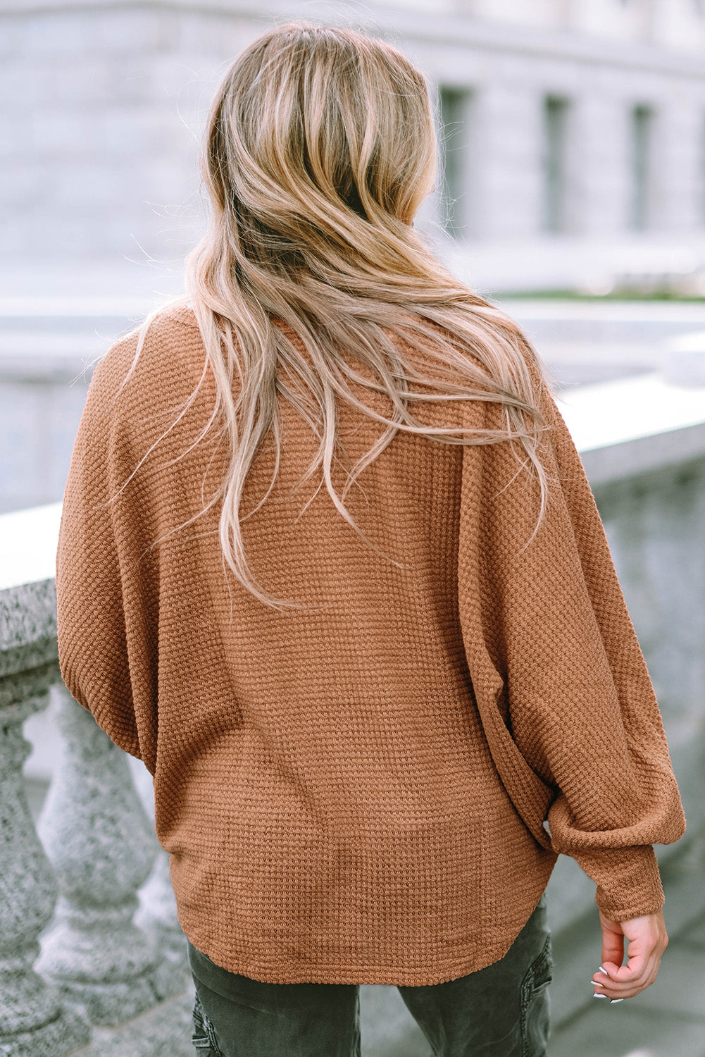 Haut en tricot gaufré marron à col en V et manches Dolman avec cordon de serrage