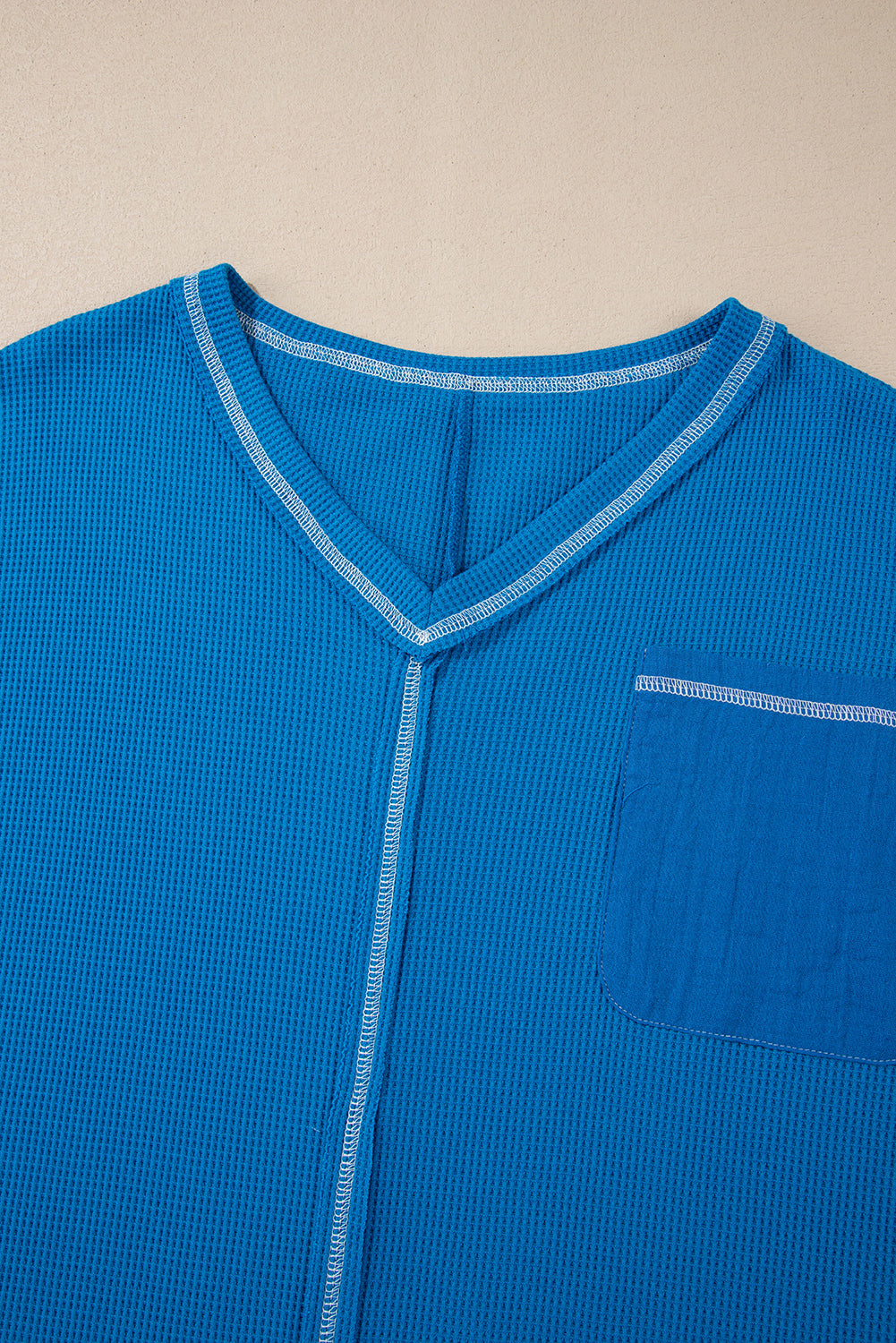 Chemisier en tricot côtelé à col en V et manches patchwork floral en dentelle bleu ciel-A WOMAN WE LOVE