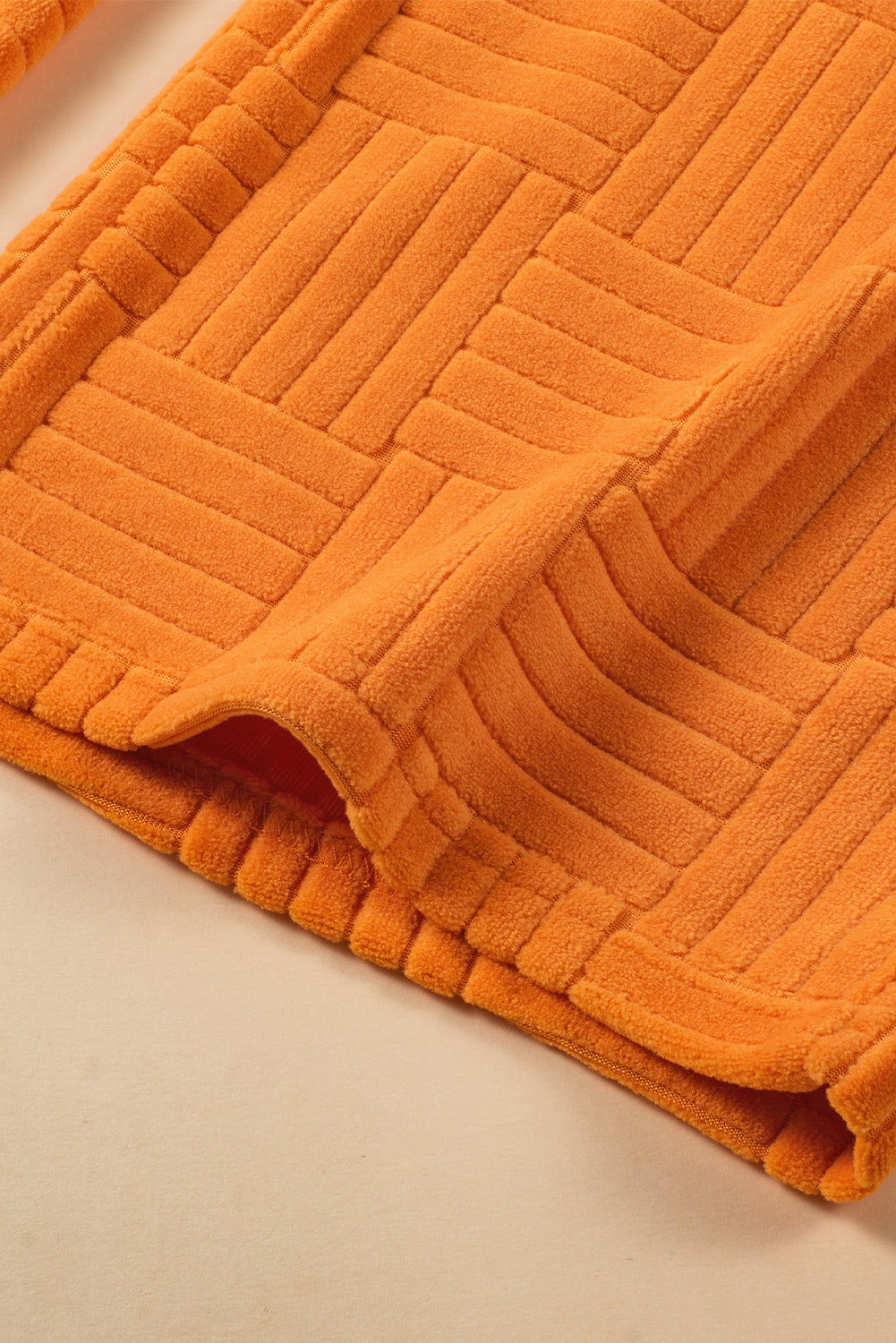 Tiga de tanques con textura naranja y pantalones de pierna ancha