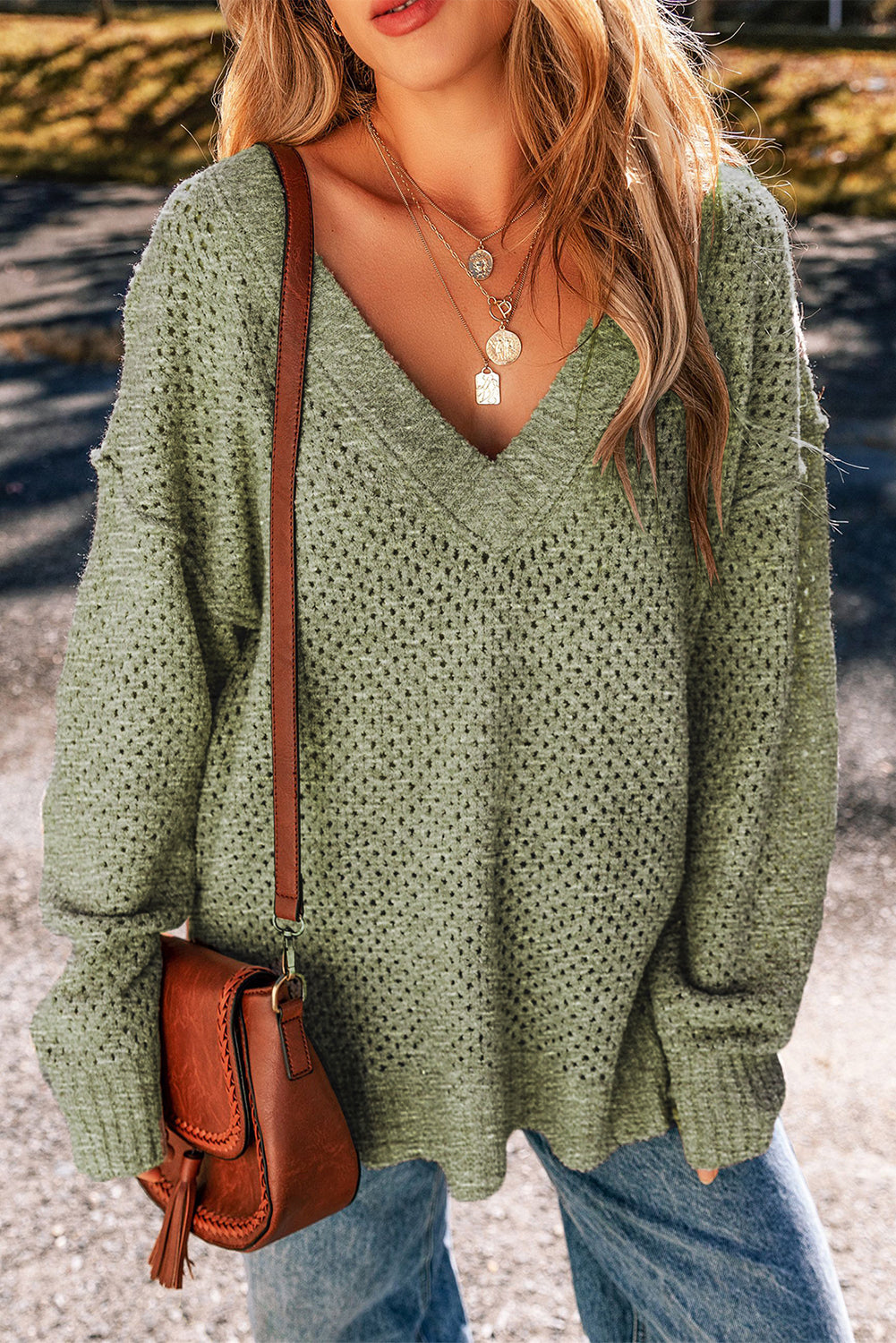 Pull ample à œillets vert jungle, col en V, épaules tombantes