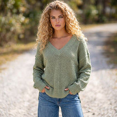 Pull ample vert jungle à col V et détails à œillets