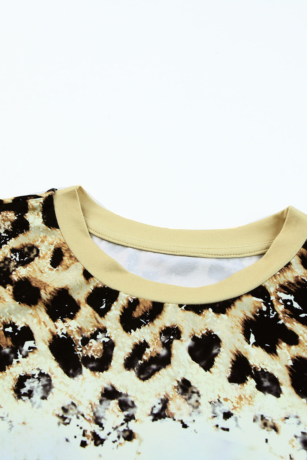 Leopardo blanqueada camiseta de cuello