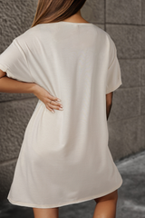 Robe t-shirt graphique blanche à motif floral et signe de paix *