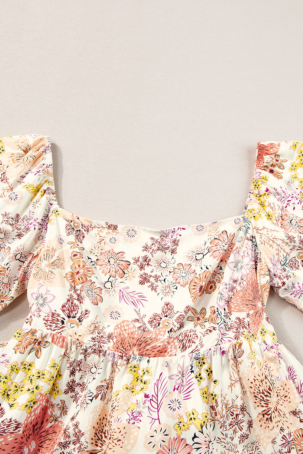 Mini-robe florale kaki à manches courtes et col carré