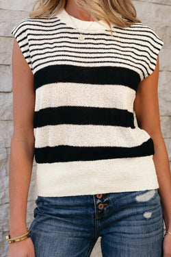 Black and white striped round -collar -collar -collar.