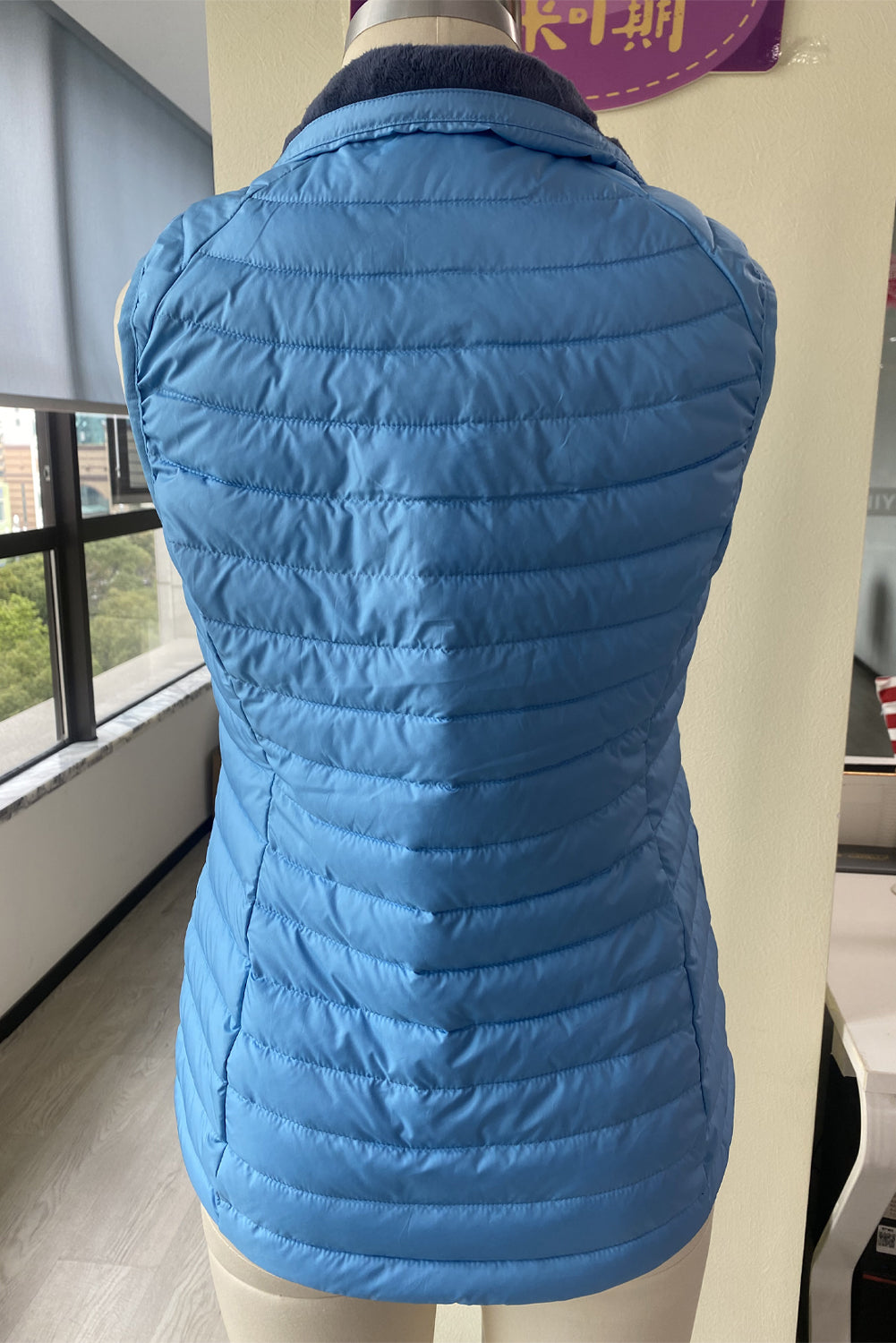 Zipped zipped jacket with collar in a sky blue plush