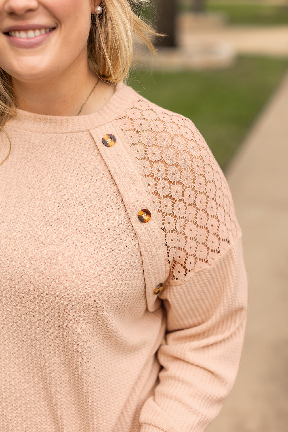 Haut en tricot gaufré beige avec boutons en dentelle et patchwork de grande taille