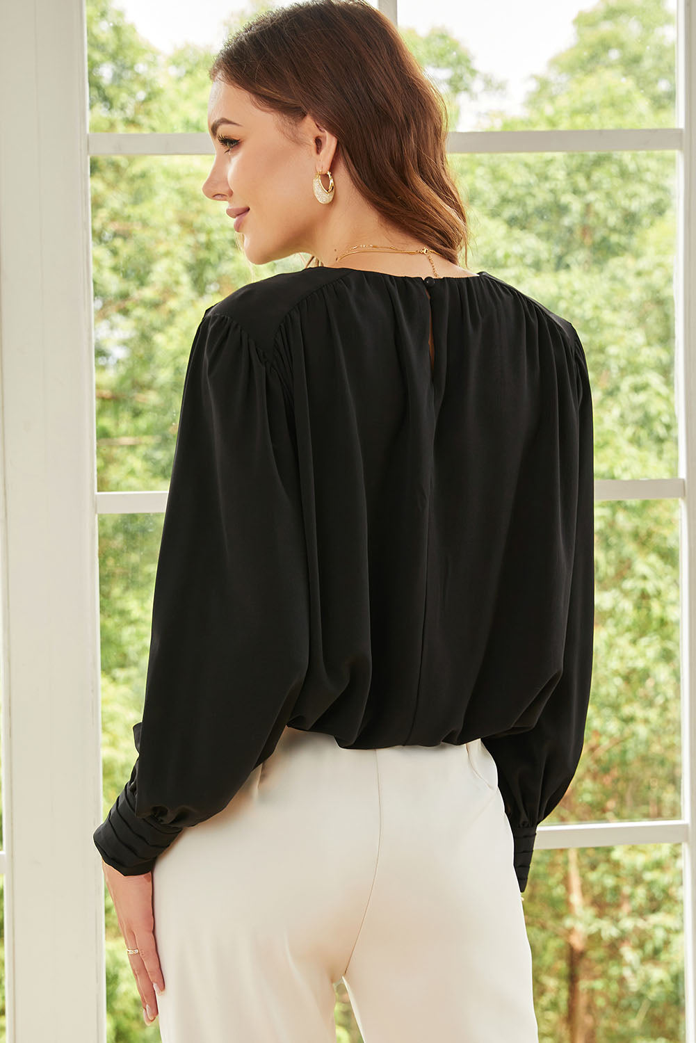 Chemisier ample plissé noir avec épaules rembourrées et poignets boutonnés-A WOMAN WE LOVE