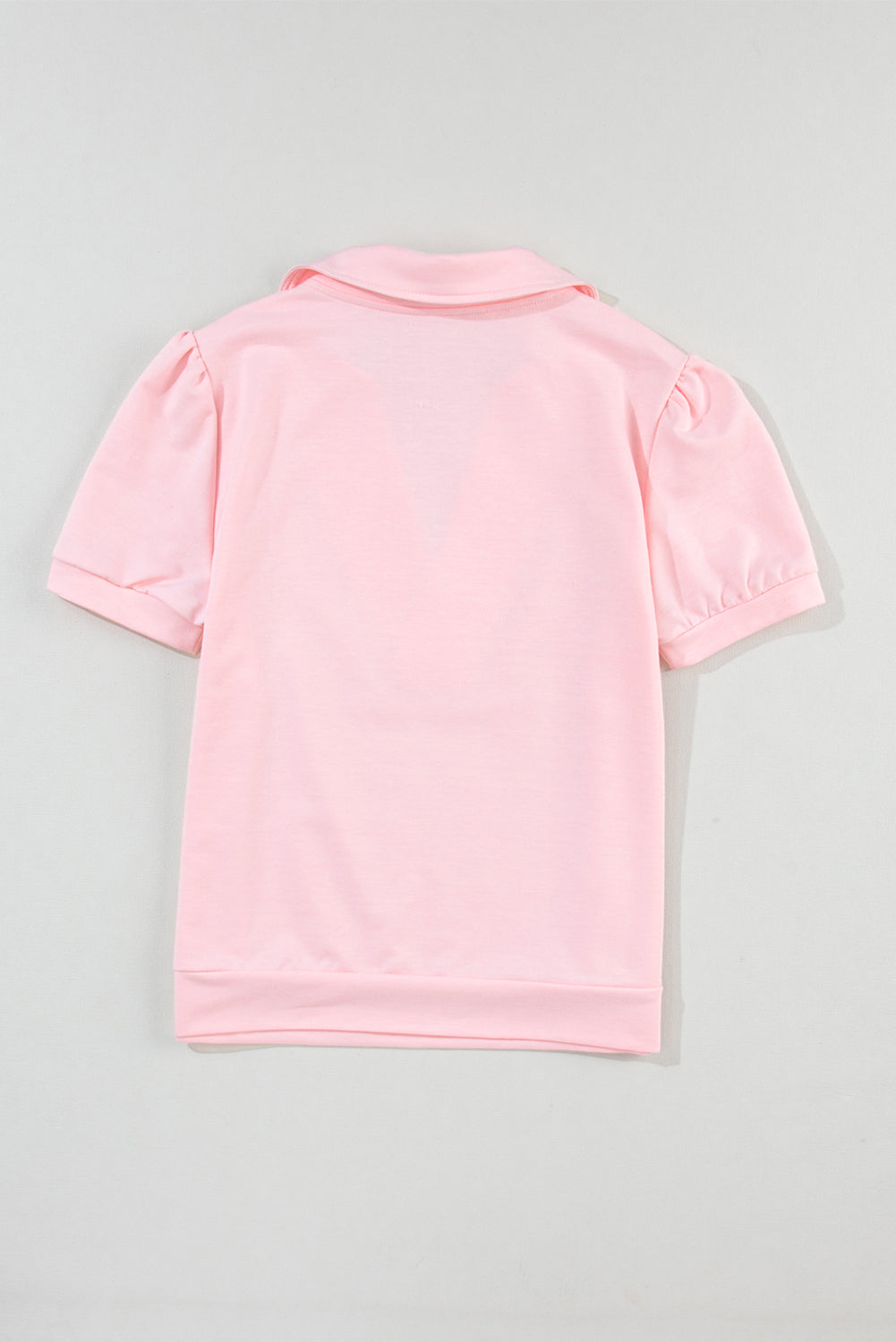V-neck pink t-shirt and puffy sleeves
