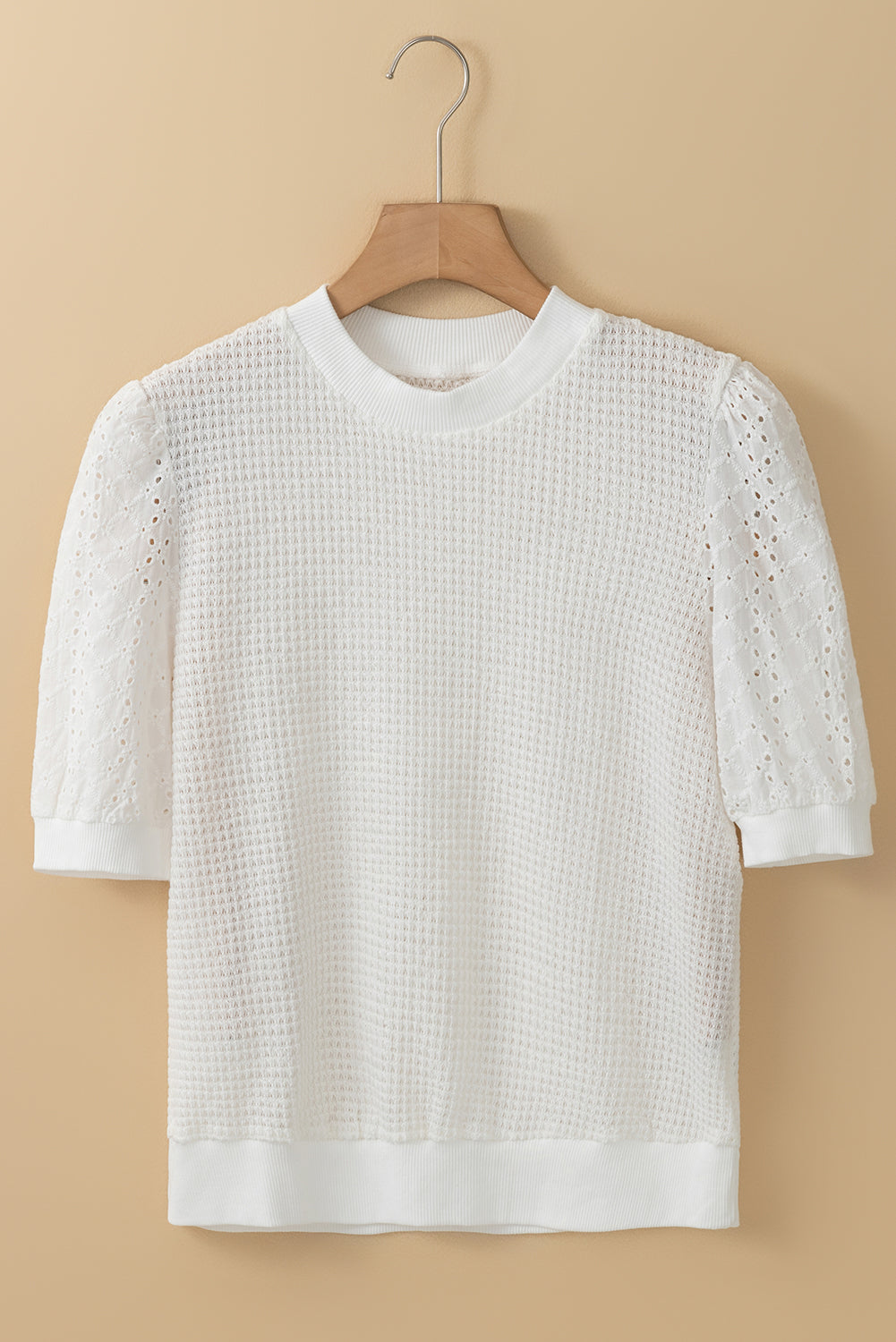 T-shirt blanc en tricot gaufré à manches bouffantes en broderie anglaise