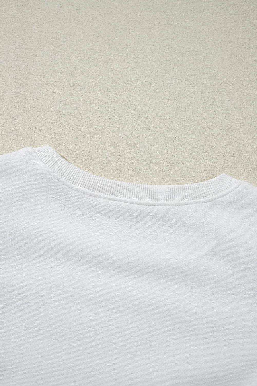 Sudadera blanca unida con mangas hinchadas y cuello redondo