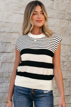 Black and white striped round -collar -collar -collar.