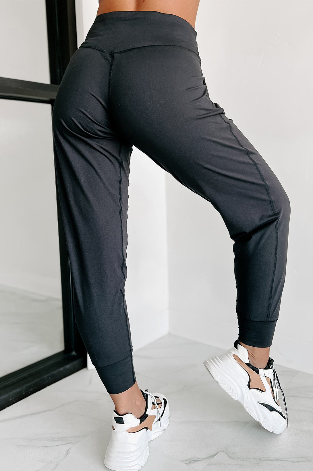 Jogging pants high black with apparent pockets and seams
