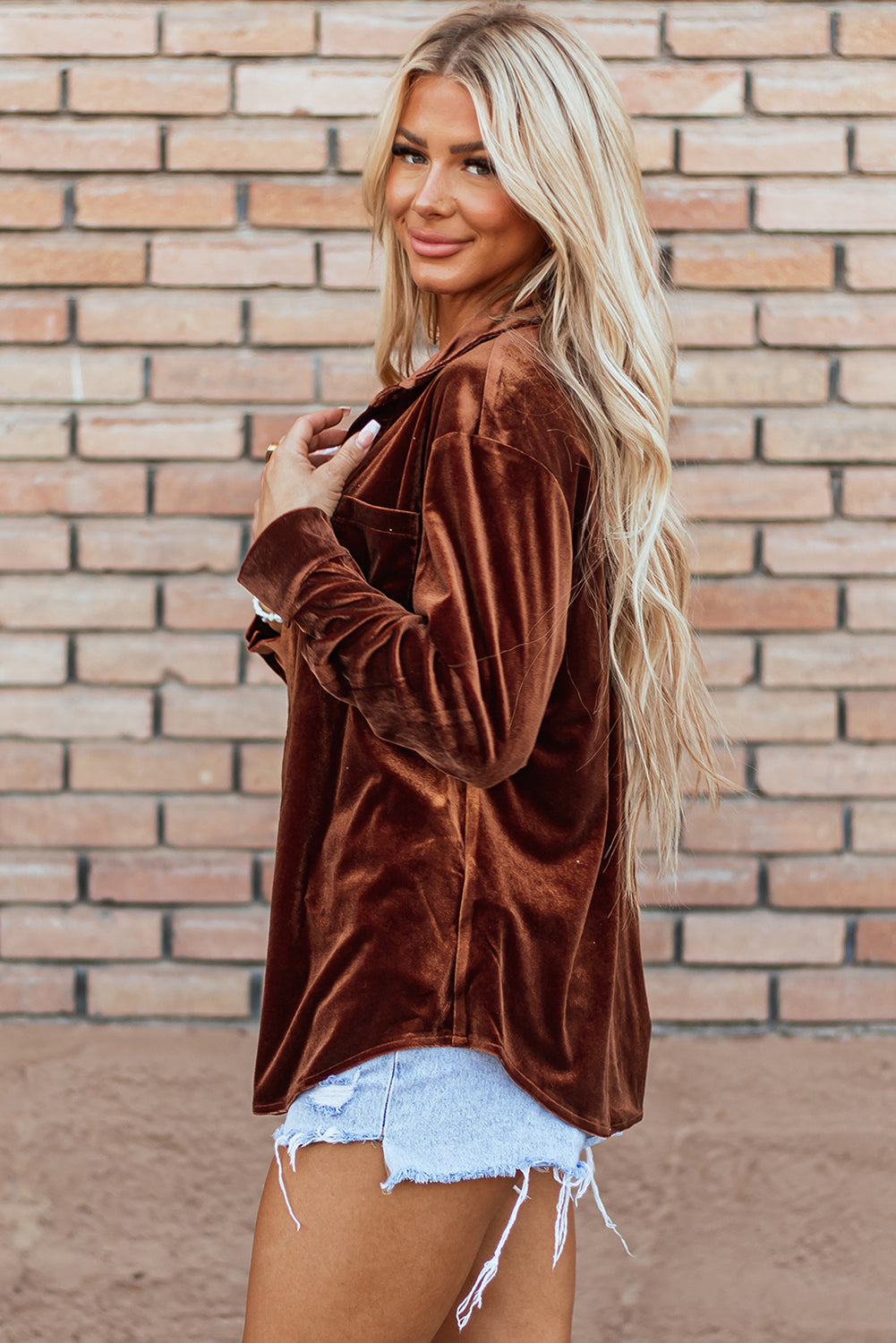 Chemise en velours avec poche poitrine marron-A WOMAN WE LOVE