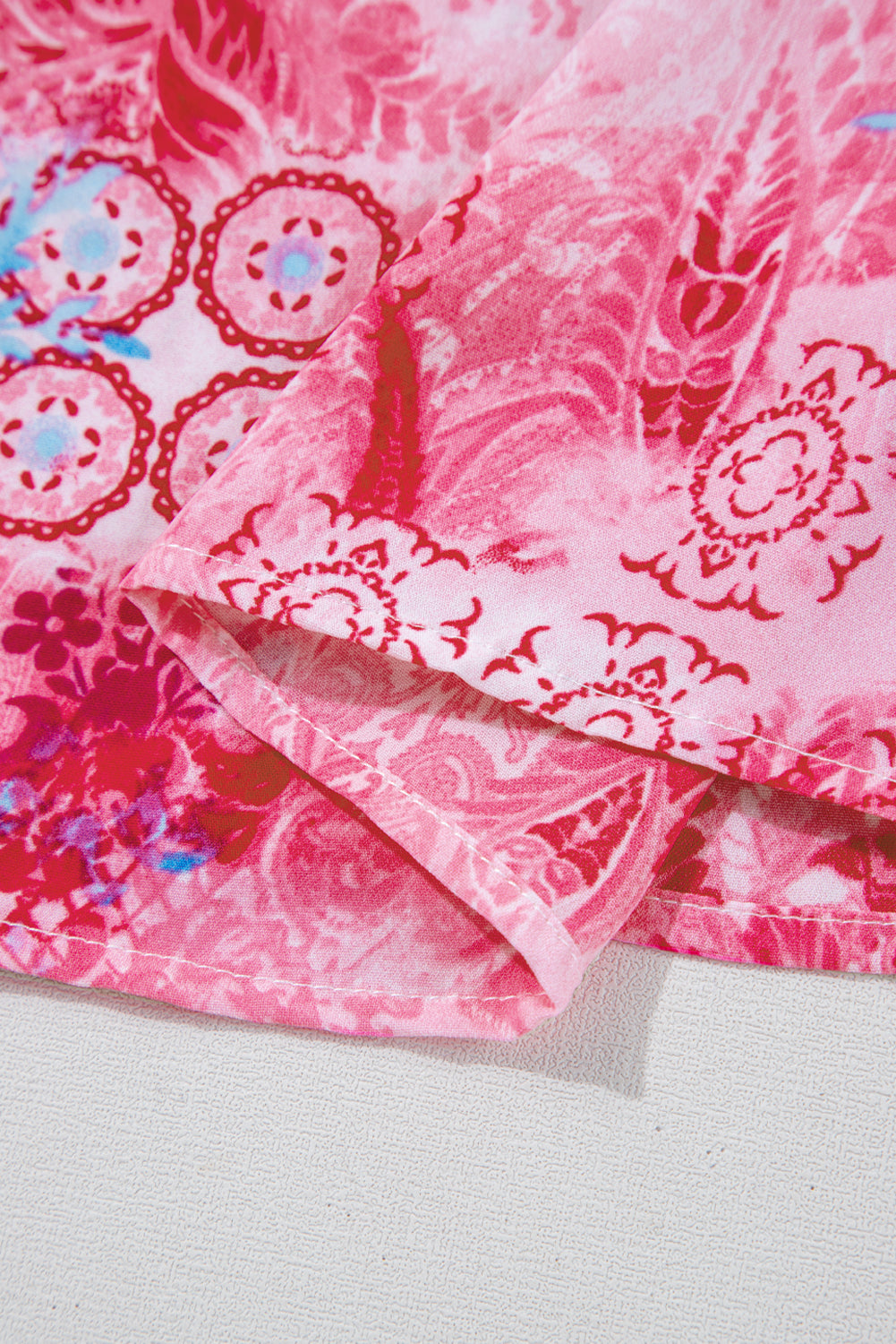 Blusa de manga corta enrollada con estampado floral abstracto en V -cuello y rosa