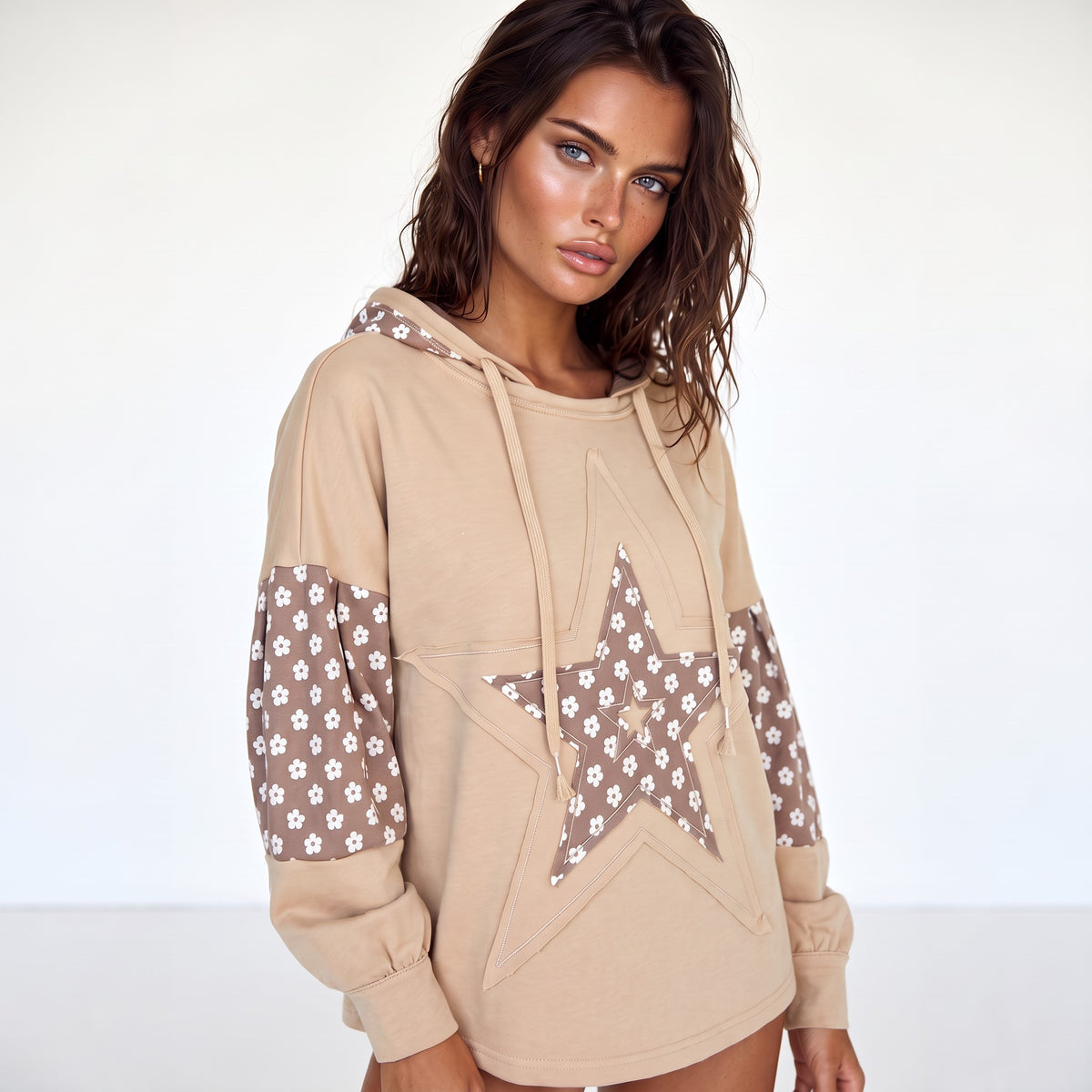 Sweat à capuche beige à patchwork floral et motifs étoilés