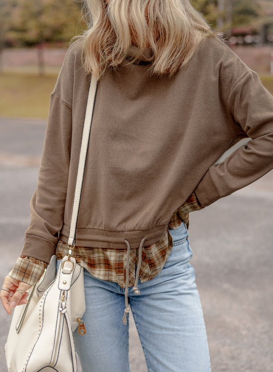 High -collar and hem blouse knotted in Breen checkered patchwork