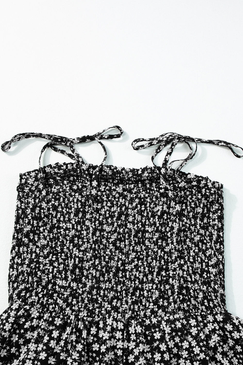 Combinaison florale noire à fines bretelles *-A WOMAN WE LOVE