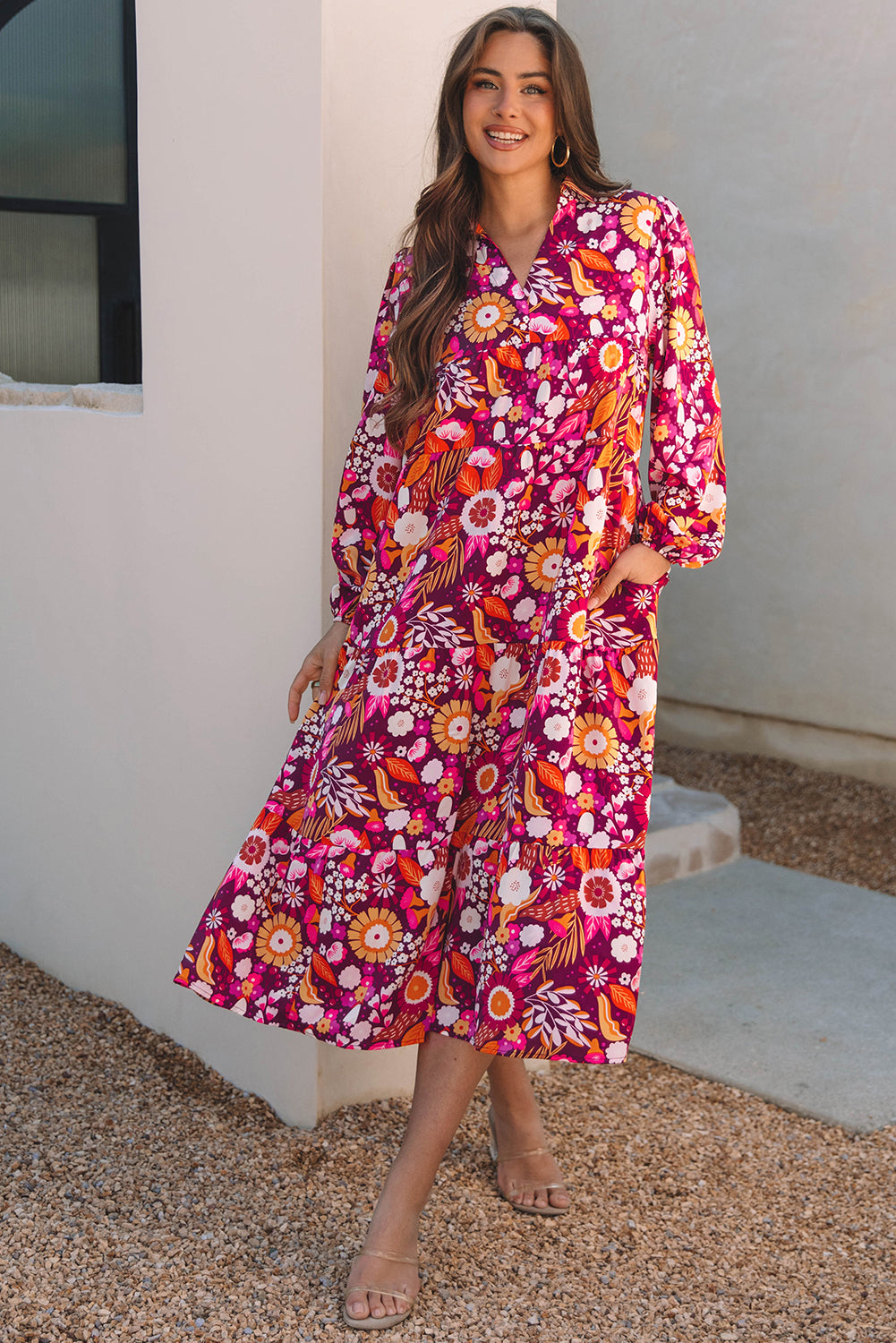 Robe longue fluide à plusieurs niveaux et col violet